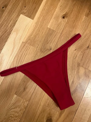 Röda bikinitrosor med smala band - Snygga röda bikinitrosor med smala sidor och enkel, stilren look. Så fin passform! I princip aldrig använda. 
