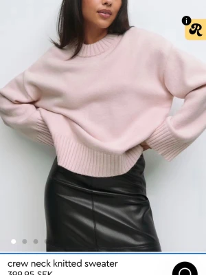 Ljusrosa oversized stickad tröja - Mjuk och oversized stickad tröja i ljusrosa med breda ribbade muddar vid ärmslut och nederkant. Tröjan har rund halsringning och avslappnad passform, perfekt för lager på lager. Materialet ser ut att vara en mysig ull- eller akrylblandning.