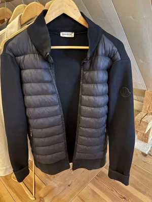 Moncler cardigan  - Schysst cardigan med black badge, perfekt till våren🌼Mörkblå