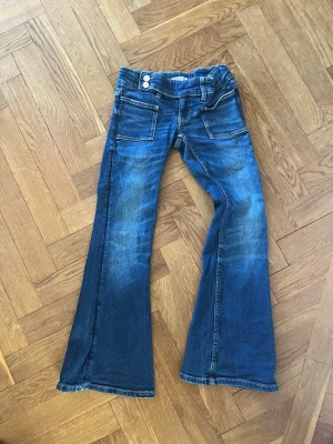 Blå bootcut jeans från Gina Tricot - Säljer ett par mörkblåa jeans från Gina Tricot i storlek 146. 