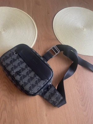 Lacoste Mage/Axelväska - Säljer den här feta lacoste väskan pris kan diskuteras den är i nytt skick aldrig använt.