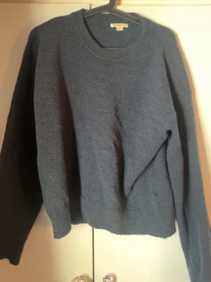 Mörkblå stickad tröja  - Mysig mörkblå stickad tröja från Gina young i storlek 170! med rund halsringning och ribbade muddar vid ärmslut och nederkant. Perfekt för våren och sommarkvällarna och enkel att matcha med olika outfits!❤️