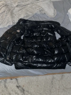 Svart pufferjacka från Moncler - Moncler vest / GAMLA MODELEN fraktas samma dag som köps