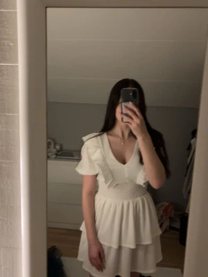 Vit klänning  - Vit klänning från gina tricot i strl s. Använd en gång och har inga synliga defekter