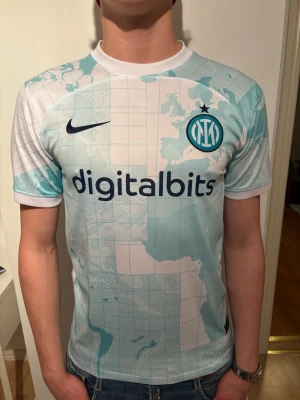 Inter Milan bortatröja Barella 23 - Rensar nu mina fotbollströjor i toppskick! Modellen på bilden är 184cm och väger 80kg. Bara att höra av sig vid minsta fundering! 