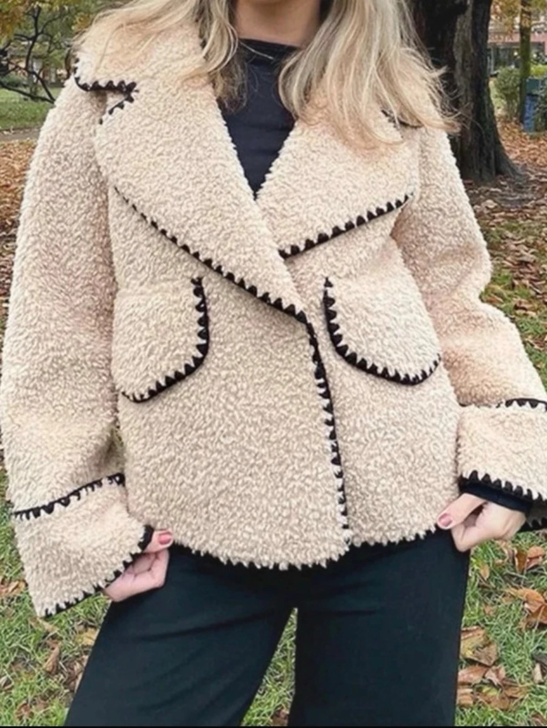Beige teddyjacka med svarta detaljer