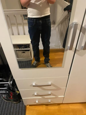 Mörkblå slim fit jeans från HM - Säljer ett par mörkblå jeans med slimfit passform och klassiska fem fickor. Jeansen har normal midja och är tillverkade i ett mjukt denimtyg. Perfekta till sneakers och t-shirt för en avslappnad look.