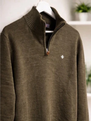 Morris half zip - Snygg olivgrön stickad tröja från Morris med halvzip och hög krage. Tröjan har ribbade muddar och en liten vit logga broderad på bröstet. Perfekt för lager på lager och en stilren look.