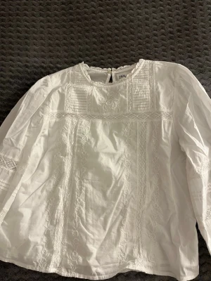 Vid blus från Zara - Säljer en super söt blus från Zara i storlek 164. Blusen har mycket spets och detaljer och på armslutet. Använd få gånger och har inte defekter. Skriv för fler bilder, frågor eller annat❣️❣️