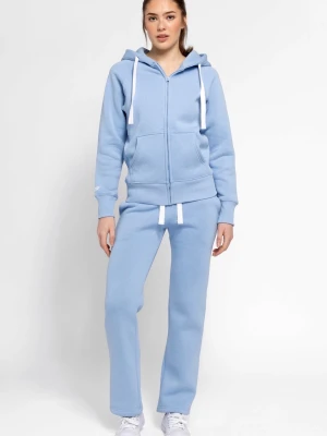 Blått russemerch set - Säljer ett ljusblått mjukisset med zip hoodie och matchande byxor. Hoodien har vita dragsnören och fickor framtill, medan byxorna har resår i midjan och vita snören. Perfekt för chill dagar hemma eller när du vill vara bekväm men ändå se snygg ut. Tröjan är i xs och byxorna S