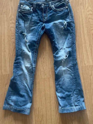 Blå slitna jeans från Miss Me - Aldrig använda. Jätte fina. Storlek Waist 30 men mycket mer som 28 eller 29 enligt mig, så de är för små för har oftast 30