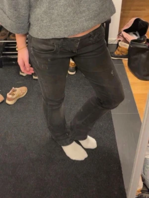 Svarta Ltb jeans - Säljer ett par svarta jeans från Ltb! dem aldrig har använts och väldigt bra skick!