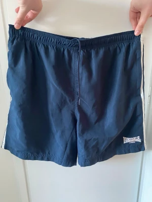 Blå Lonsdale shorts - Mörkblå shorts från Lonsdale. Väldigt bra skick. 