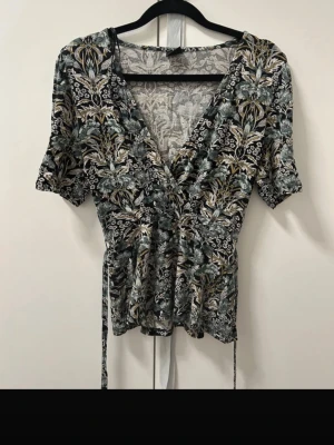 Kortärmad tröja  - 🔓Den är ifrån Gina Tricot 🔓Använd några gånger  🔓Storlek S passar även M  🔓Finns band att knyta runt midjan