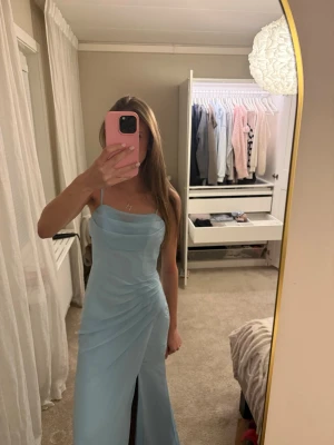 Balklänning - Så så fin ljusblå balklänning, endast använd en gång💕💕