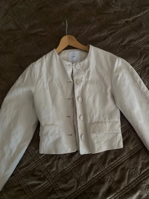 Jacka - Helt ny super fin linnejacka från mango använd endast en gång, storlek xxs men sitter som en xs då den är oversized🩷Nypris 999kr mitt pris 549kr 