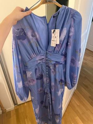 Blommig blå långklänning från Gina Tricot - Aldrig använt, i bra skick! Storlek 38