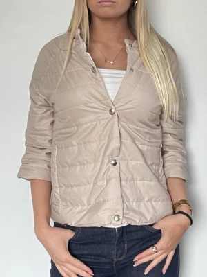 Beige Herno liknande jacka  - Följ för likande! Herno liknande jacka med trekvartsärm och knappar. Perfekt nu till våren! Storlek S jätte fint skick. Tryck köp nu! TK-0105