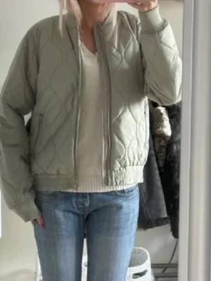 Ljusgrön bomberjacka - Säljer en super fin ljusgrön bomberjacka från Lindex i storlek 158/164. Skriv för egna bilder!🩷🩷🩷