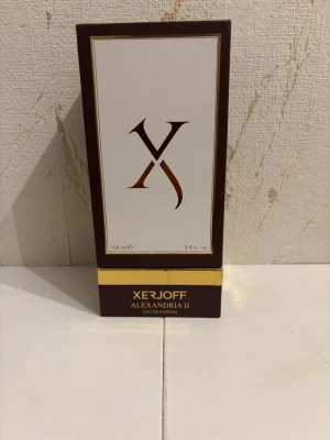 Xerjoff Alexandria II Eau de Parfum - Lyxig parfym från Xerjoff, Alexandria II, i en elegant mörkbrun och guld kartong med stilren design. Flaskan rymmer 100 ml Eau de Parfum och förpackningen har exklusiva detaljer i guld och vitt. Perfekt för dig som gillar exklusiva dofter. Helt ny 