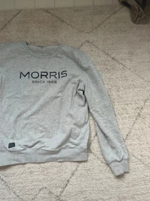 Morris tröja  - Snygg grå Morris tröja i storlek M och med tryck fram på bröstet.