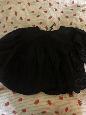 Svart blus - En fin svart blus som passar till allt, väldigt fin i armarna. Säljer pga att den är för liten