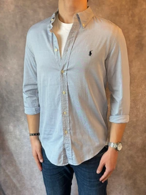 Blå Ralph Lauren Skjorta - Stl 20/ S - RIKTIGT FET RL SKJORTA I FÄRGEN BLÅ, perfekt till sommaren som närmar sig! 🏖️🌊 | Mycket bra skick: 9/10, utan defekter! | Stl: 20 passar S |  Modellen är 176cm och väger 75kg,  | Hör av dig vid frågor // Galgen 🫡