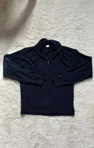 Mörkblå halvzip tröja från Lindex - Mörkblå tröja från Lindex med halv dragkedja och hög krage. Enkel och stilren design som passar till det mesta. Tröjan är i storlek 164cm men passar bäst om du är ca 165-175cm och den är i perfekt skick✅ Fraktar inom en dag✅ Priset är inte hugget i sten🙂
