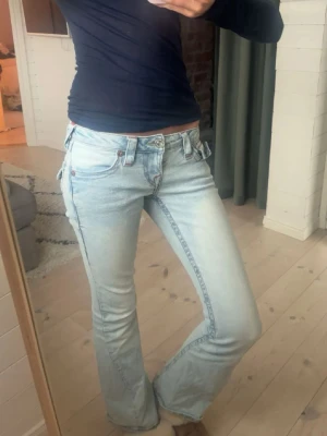 Low waist jeans - Jag säljer ett par ljus blåa jätte snygga jeans från true religon i storlek 23! Säljer de för att jag inte tycker de sitter så bra på mig och ör lite för korta, men tycker de är as snygga. Använda ett fåtal gånger! Hör av er om ni har några frågor🥰 pris kan diskuteras!