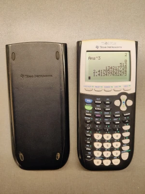 Texas Instruments TI-84 Plus miniräknare - Grafritande miniräknare TI-84 Plus från Texas Instruments. Svart plastkropp med vit och blå knappdesign, stor display och skyddande lock. Drivs av fyra AAA-batterier. Perfekt för avancerade matematiska beräkningar och programmering.