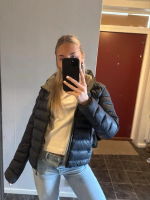 Mörkblå colmar jacka - Snygg mörkblå dunjacka från Colmar. Jackan har en quiltad design och en liten Colmar logga på ärmen. Perfekt till våren och enkel att matcha med olika outfits💗