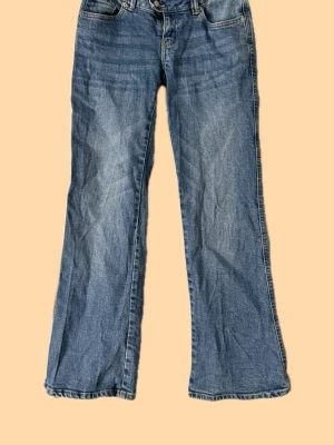 Blå bootcut jeans - Lågmidjade jeans från lager 157