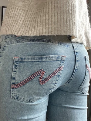 Blåa Lågmidjade bootcut jeans-Nelly - Jättefina jeans i fint skick. Kommer ej till användning längre. Har använts varsamt men de är lita slitna längst ner baktill. Nypris: 699kr. Mitt pris: 299kr!