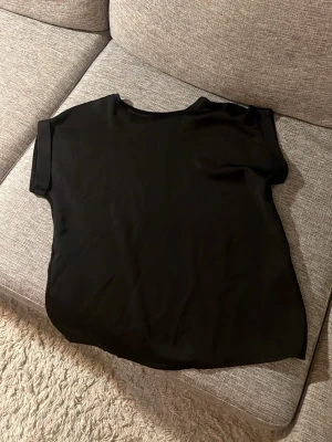 Svart enkel kortärmad topp - Den är glansig på framsidan och vanlig bommul på baksidan.💕
