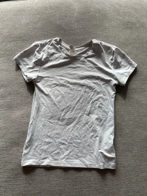 Vit basic t-shirt - säljer vit tight t-shirt!