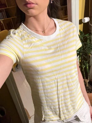 Gul randig tröja  - Söt randig tröja från weekday i storlek S