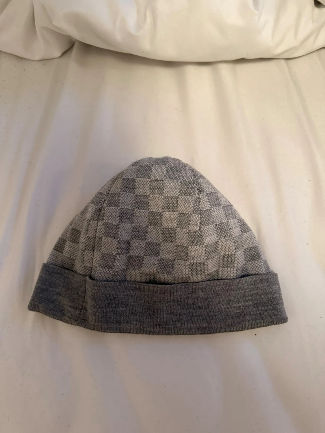 Grå Louis Vuitton mössa med rutmönster - 1