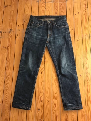 Selvedge Nudie Jeans - Säljer ett par feta selvedge nudie jeans med sjukt nice fades✅ Dom är Selvedge så fadesen blir bättre ju mer dom används!                                       Storlek: W28 L30 (fråga om mått innan köp!)       Modell/passform: Gritty Jackson                              Skick: 8/10                                                                        Vid övriga frågor så är det bara att höra av sig✨⭐️⭐️