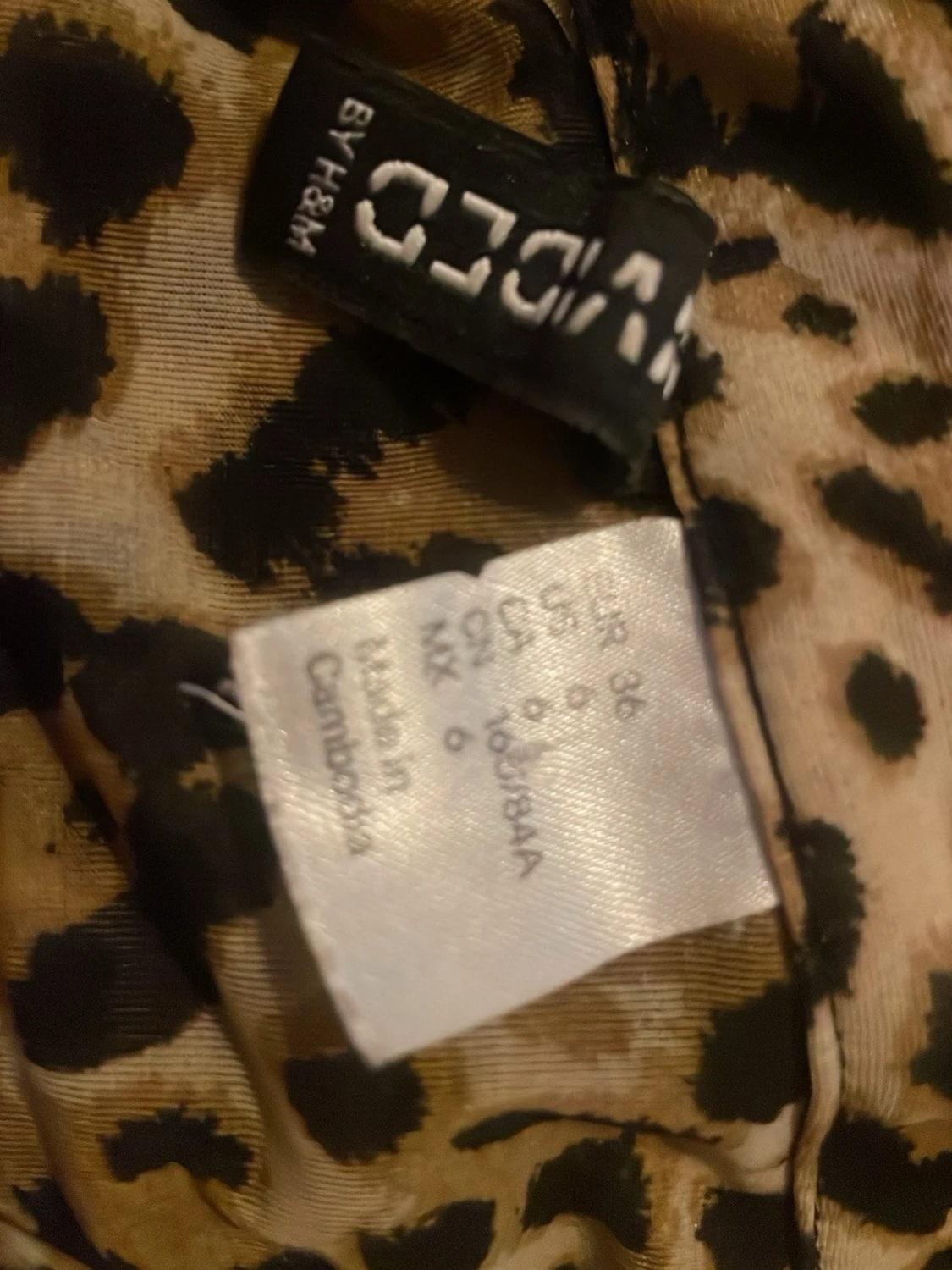 Leopardmönstrad ärmlös blus - 2