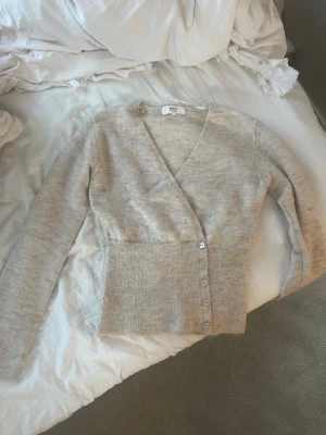 Kofta - Säljer denna kofta från Gina som inte kommer till användning. Helt ny utan prislapp