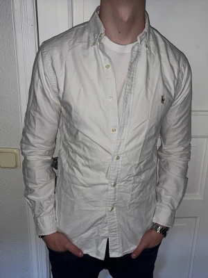 Vit skjorta från Ralph Lauren - Vit skjorta från Ralph Lauren i storlek S.  Fint skick till ett bra pris. Nypris: 1995kr. Mitt pris: 349kr. Vid frågor eller funderingar, tveka inte att höra av dig.