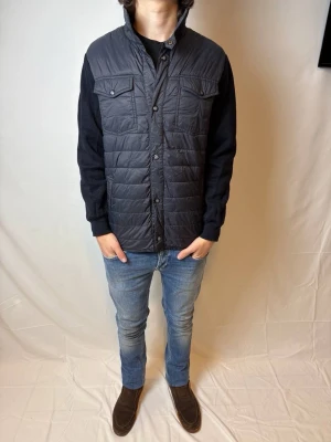 Massimo Dutti cardigan - Säljer denna snygga cardigan från Massimo Dutti! Dom är i fint skick och perfekt till våren! Modellen på bilden är 174cm och väger 63kg