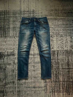 Dondup George Jeans  - |Dondup George Jeans| | Storlek: 34| Skick: 8/10| Medföljer: inget| Frågor eller funderingar tveka inte på att höra av dig