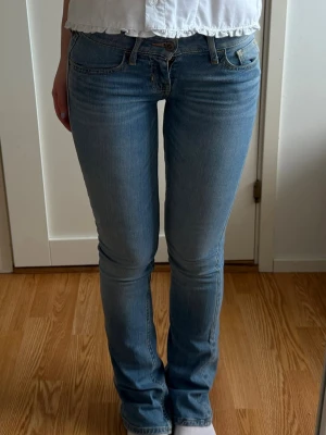 low rise hollister jeans - low rise utsvängda hollister jeans, i helt perfekt skick 💕midjemått rakt över: ≈36 cm midjehöjd: ≈14/15 cm innerbenslängd: ≈76 cm 💕 Jag är 160 cm lång för referens 💕💕