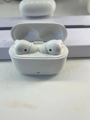 Trådlösa hörlurar  - Har väldigt bra ljudkvalitet och har bra batteri💕laddare ingår ej men kan berätta mer information om det behövs!!