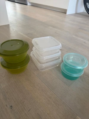 Blandade matlådor i plast - Säljer ett set med matlådor i plast, två runda gröna, tre fyrkantiga genomskinliga och två små runda blå. Perfekta för matförvaring eller snacks. Alla har tillhörande lock och är enkla att stapla. De gröna är använda och i mer ”slitet” skick. Säljes allt som ett paket tack☀️