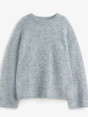 Ljusgrå oversized stickad tröja - Mysig ljusgrå stickad tröja i oversized modell med rund halsringning och långa ärmar. Tröjan har en fluffig, mjuk struktur och passar perfekt för lager på lager. Enkel och stilren design utan synliga detaljer eller mönster. Nypris är ca 1000