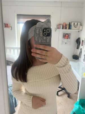 Off shoulder ribbstickad tröja från Lindex  - Ett tjockt material off shoulder stickad tröja från Lindex perfekt för vintern eller hösten! Storlek Xs !