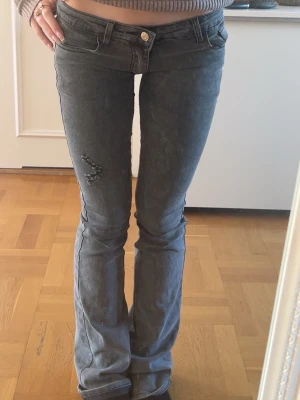 Lågmidjade jeans  - Gråa jeans som jag sytt om till lågmidjat storlek XS stretch material (är 167 som referens ) 