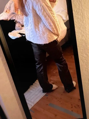 Mörkgröna cargobyxor med fickor - Snygga mörkgröna cargobyxor med flera praktiska fickor framtill och på sidorna. Byxorna har raka ben och justerbara snören vid bensluten. Perfekta för en avslappnad streetstil. Materialet ser ut att vara bomull eller bomullsblandning. Mycket detaljer, fin passform, normal i storlek och snygga på. Det är mid/low rise. 